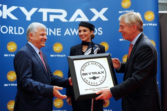 ฮ ฮบ. ฮ ฮฌฮฝฮฟฯ ฮฮนฮบฮฟฮปฮฑฮฮดฮทฯ, Ground Operations Director ฯฮทฯ AEGEAN ฯฮฑฯฮฑฮปฮฑฮผฮฒฮฌฮฝฮตฮน ฯฮฟ ฮฒฯฮฑฮฒฮตฮฏฮฟ ฮฑฯฯ ฯฮฟฮฝ Edward Plaisted, Skytrax CEO.