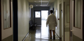 Γιατρός σε διάδρομο νοσοκομείου