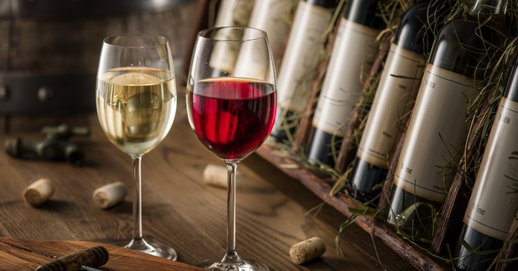 Λευκό και κόκκινο κρασί σε ποτήρια