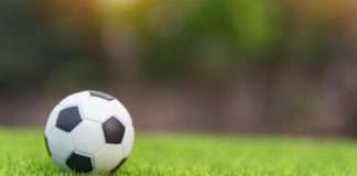 μπάλα ποδοσφαίρου πάνω σε χλοοτάπητα