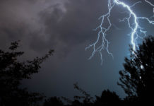 Καταιγίδα με κεραυνούς στον ουρανό