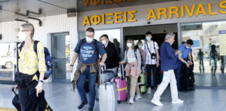 Τουρίστες κατά την άφιξή τους στο αεροδρόμιο