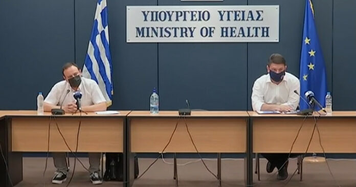 Γκίκας Μαγιορκίνης και Νίκος Χαρδαλιάς κατά την ενημέρωση των δημοσιογράφων για την πορεία του Covid-19 στην Ελλάδα