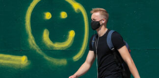 Ανδρας με μάσκα την εποχή του Covid-19