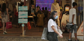 Γυναίκα με μάσκα σε κεντρικό εμπορικό δρόμο της Αθήνας