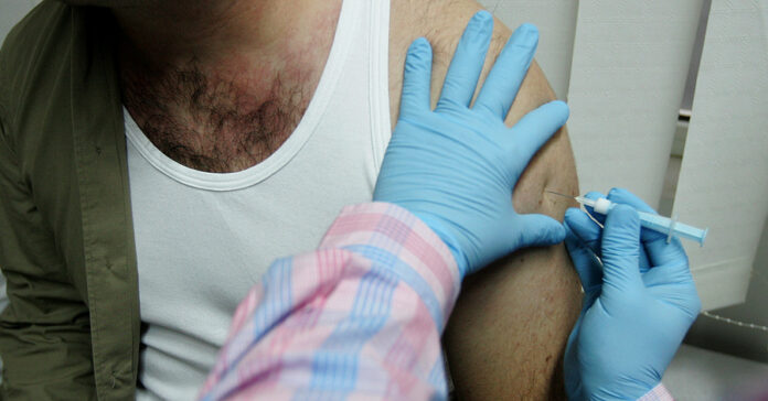 Εμβολιασμός κατά της γρίπης σε άνδρα