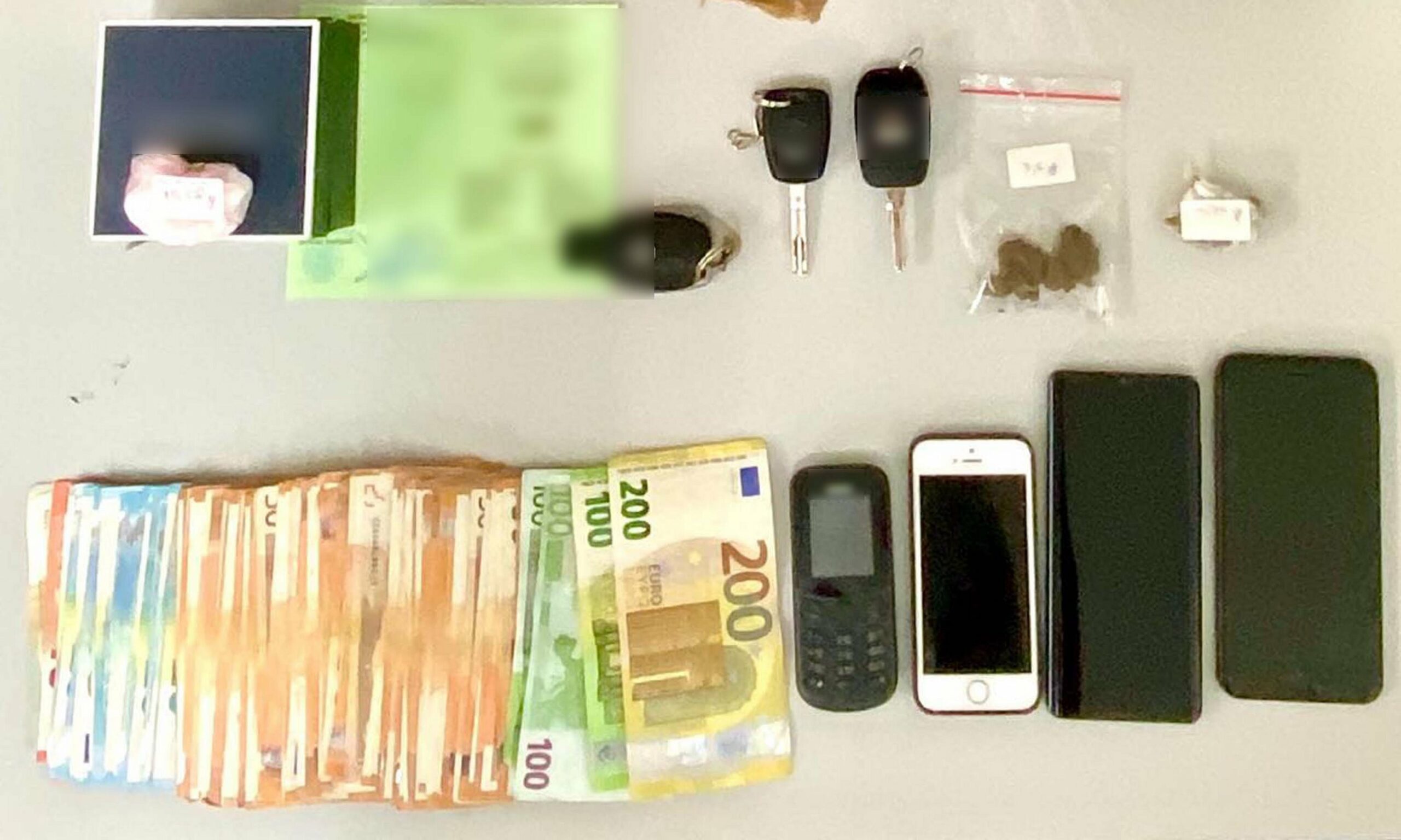 Κατασχεθέντα αντικείμενα μετά από σύλληψη στη Σαντορίνη