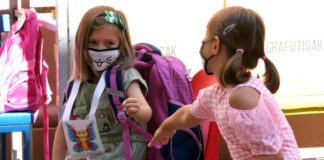 Δύο μαθήτριες στο σχολείο φορώντας μάσκα προστασίας κατά του Covid-19
