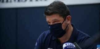 Ο Υφυπουργός Πολιτικής Προστασίας και Διαχείρισης Κρίσεων Νίκος Χαρδαλιάς φορώντας μάσκα προστασιας