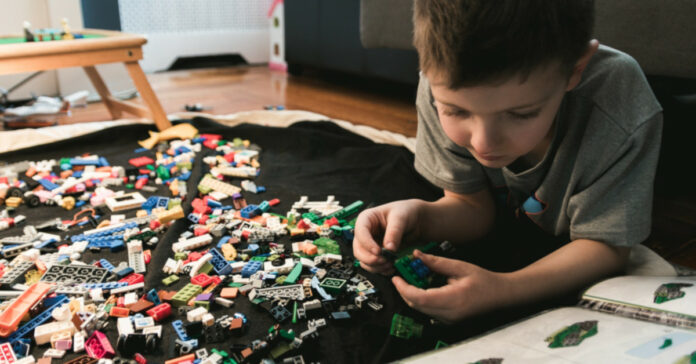 Παιδί παίζει με παιχνίδια lego