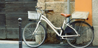 Ποδήλατο σε πεζοδρόμιο