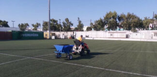 Συντήρηση χλοοτάπητα σε γήπεδο ποδοσφαίρου στη Σαντορίνη