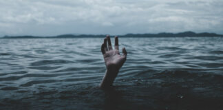 Χέρι πάνω από το νερό της θάλασσας