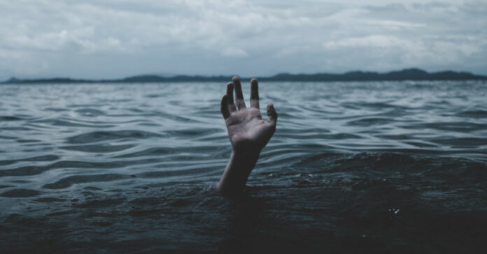 Χέρι πάνω από το νερό της θάλασσας
