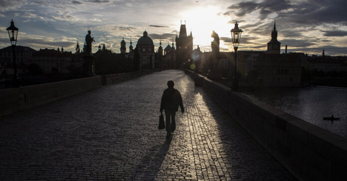 Ανδρας να περπατά σε άδεια γέφυρα στην Τσεχία