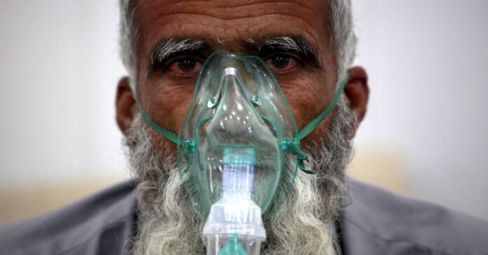 Πακιστανός ασθενής με μάσκα οξυγόνου