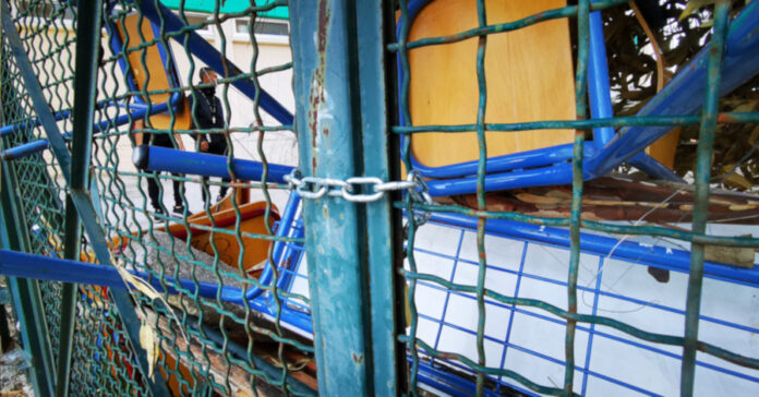 Κλειδωμένη καγκελόπορτα σε υπό κατάληψη σχολείο