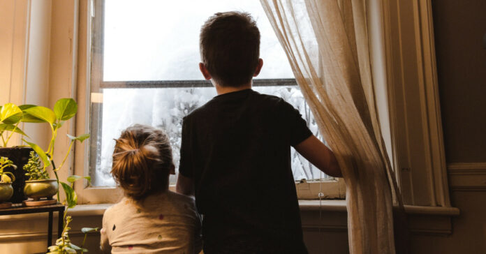 Παιδιά κοιτούν έξω από το παράθυρο