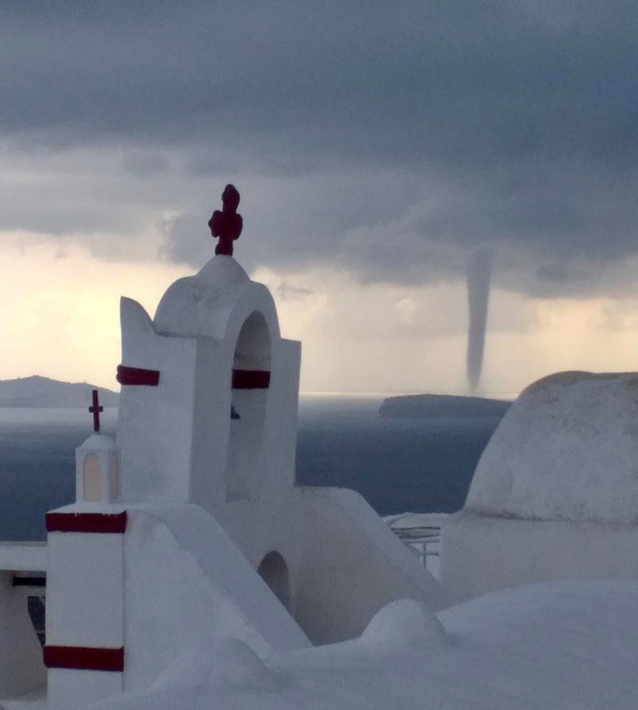 Υδροστρόβιλος στη Σαντορίνη