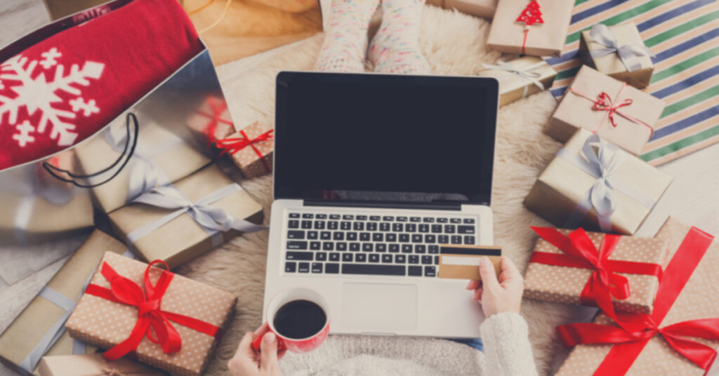 Χριστουγεννιάτικές ηλεκτρονικές αγορές μπροστά από ένα laptop