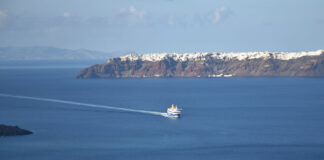 Το Blue Star Chios στην καλντέρα της Σαντορίνης