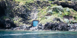 Πόρτα αποθήκης στη Θηρασία