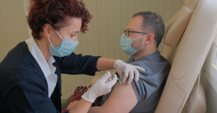 Εμβολιασμός νοσηλευτικού προσωπικού στο ΕΛΠΙΣ