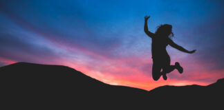 Ενθουσιασμός, γυναίκα χοροπηδάει