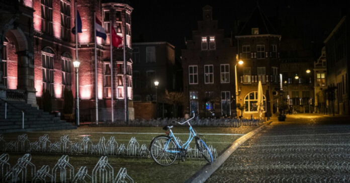 Ποδήλατο σε άδεια πλατεία της Ολλανδίας