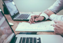 Συνεργασία συναδέλφων μπροστά από υπολογιστές