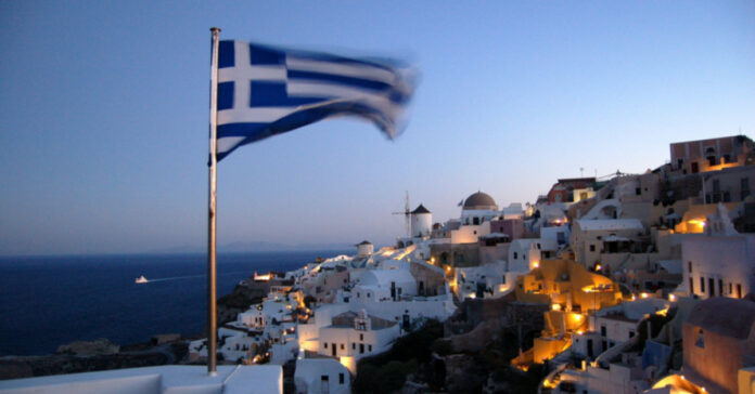 Ελληνική σημαία στη Σαντορίνη