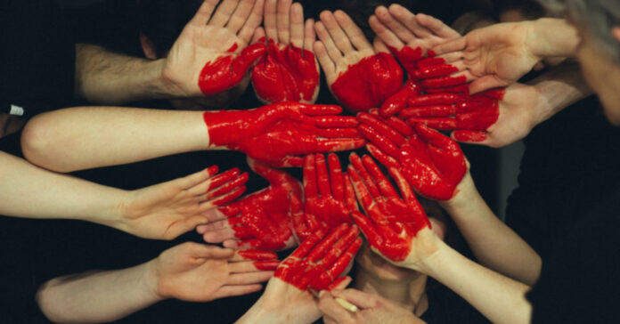 Χέρια κόκκινη καρδιά