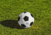 μπάλα ποδοσφαίρου πάνω σε χλοοτάπητα