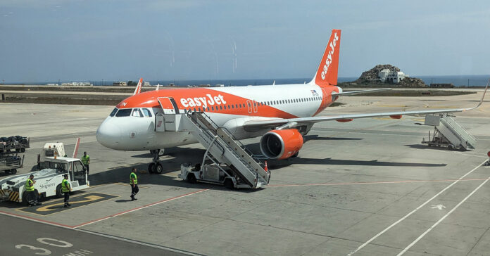 Αεροσκάφος της easyJet στο αεροδρόμιο της Σαντορίνης