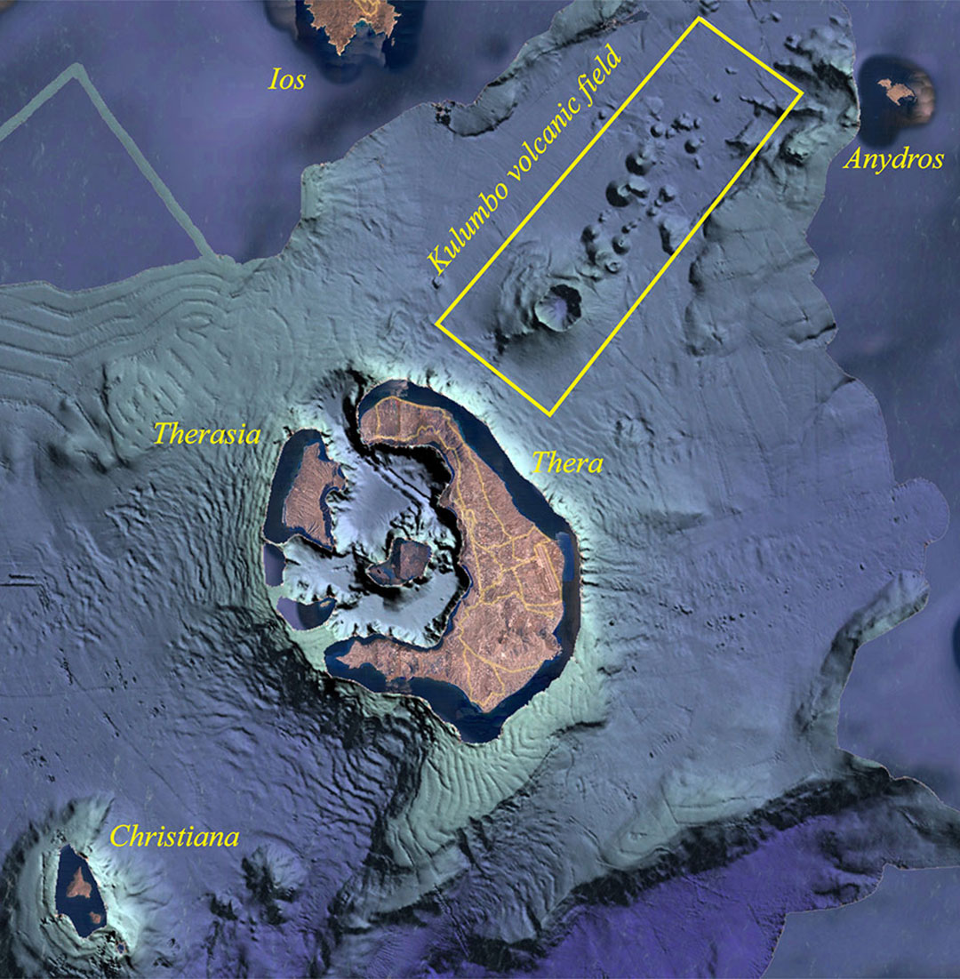 Βορειο-ανατολικά της νήσου Θήρας, και σε απόσταση από 4 έως 24 χιλιόμετρα από το ακρωτήριο Κουλούμπο, έχουν εντοπιστεί 26 υποθαλάσσια ηφαιστειακά κέντρα.