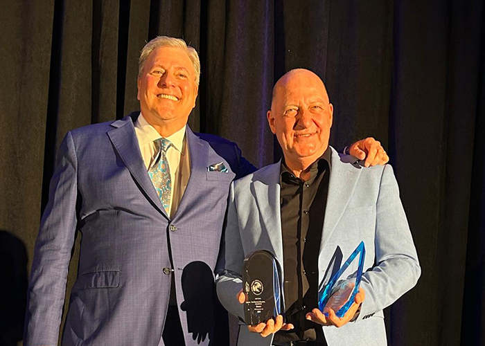 Δύο άνδρες με μπλε κοστούμια κατά την απονομή βραβείων