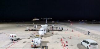 Νυχτερινή φωτογραφία ελικοφόρου αεροσκάφους της Aegean ATR-72 που μόλις προσγειώθηκε στο αεροδρόμιο Σαντορίνης