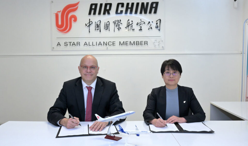 δύο άνδρες στα γραφεία της Air China υπογράφουν συμφωνητικά