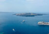 Τρία κρουαζιερόπλοια στην καλντέρα της Σαντορίνης, με φόντο το ηφαίστειο