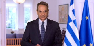 Ο πρωθυπουργός Κυριάκος Μητσοτάκης στο γραφείο του, δίπλα σε σημαίες της Ελλάδας και της Ευρωπαϊκης Ένωσης